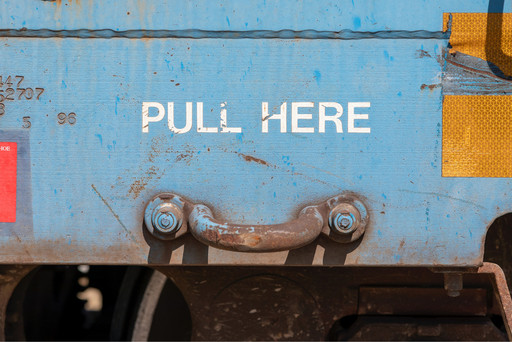 Güterwagen mit der Aufschrift "Pull here"