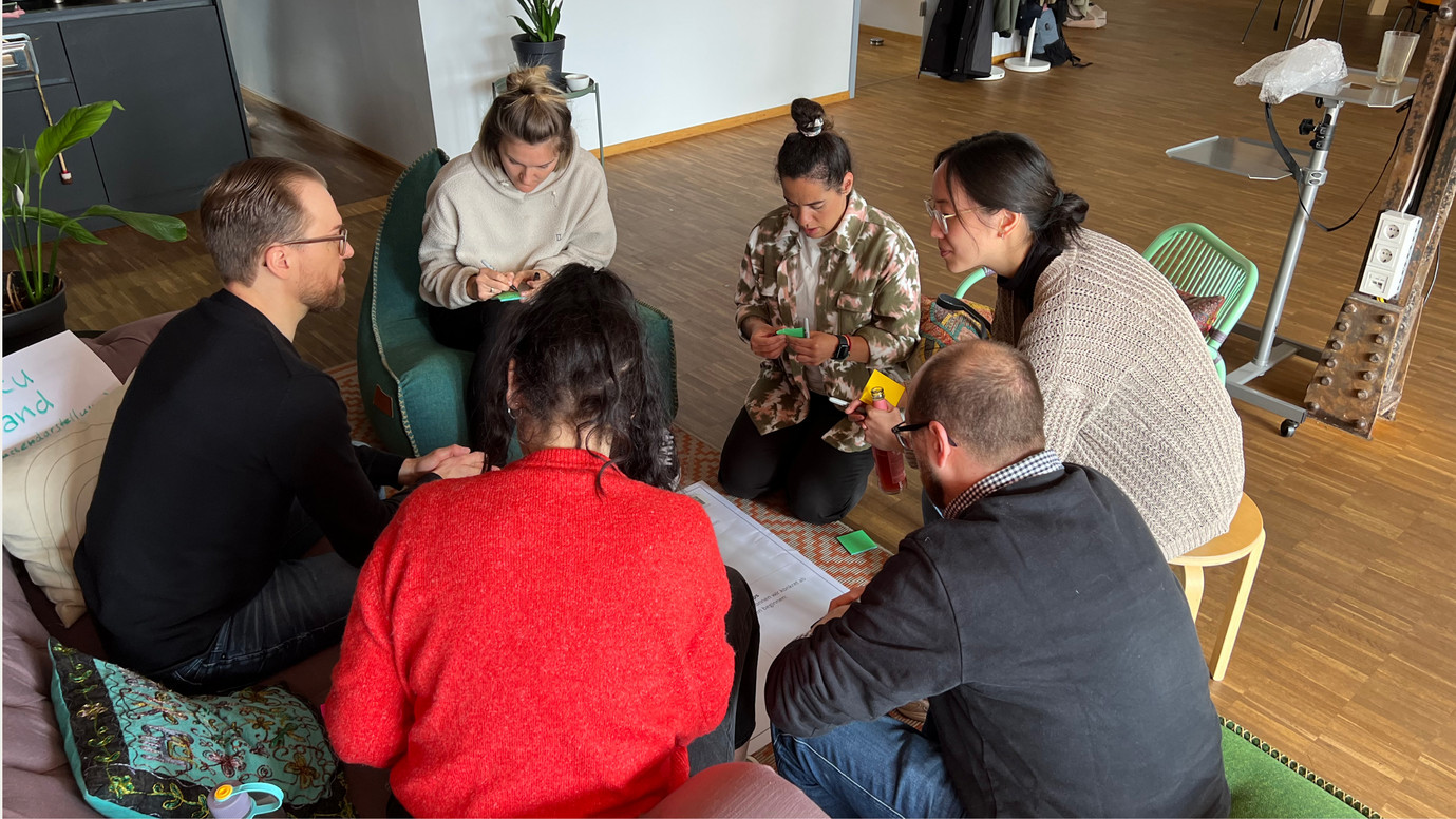 Gruppenarbeit im Sitzkreis beim Moccu-Agenturtag 2023