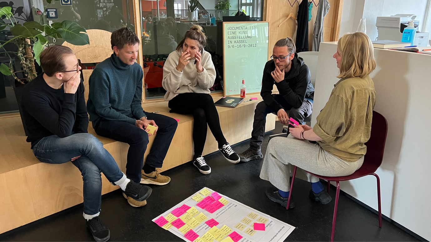Gruppenarbeit im Eingangsbereich beim Moccu-Agenturtag 2023