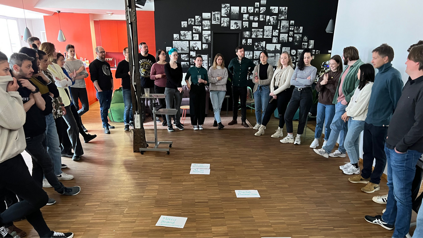 Stehkreis zur Themensammlung und zur Gruppenaufteilung beim Moccu-Agenturtag 2023